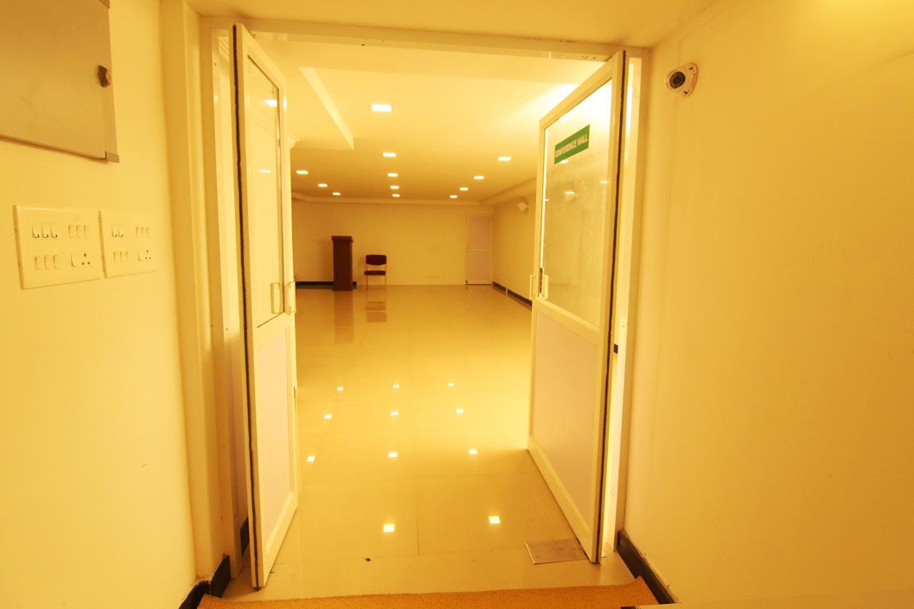Oyo 18604 Puthens Capitol Inn Kochi Exterior foto