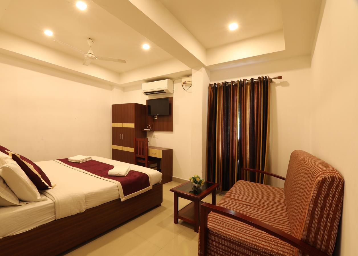 Oyo 18604 Puthens Capitol Inn Kochi Exterior foto