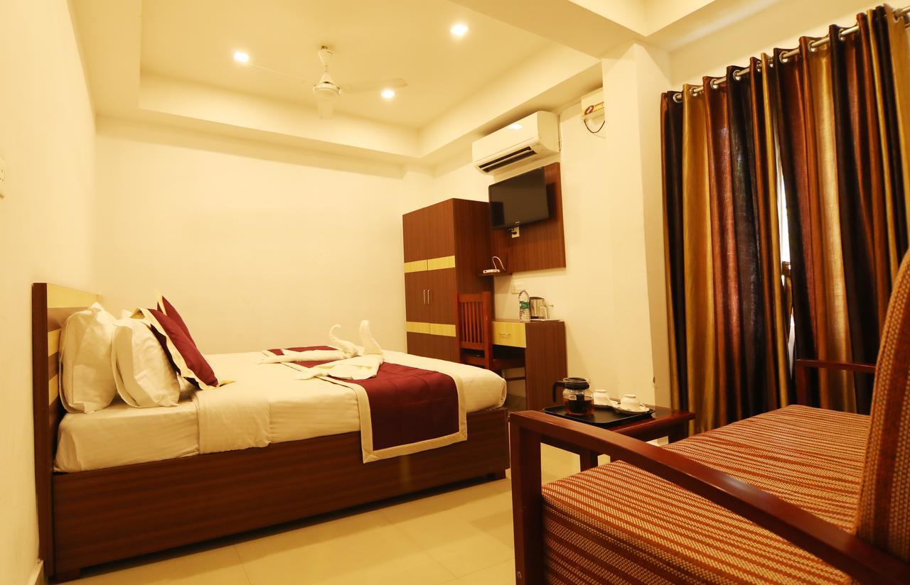 Oyo 18604 Puthens Capitol Inn Kochi Exterior foto