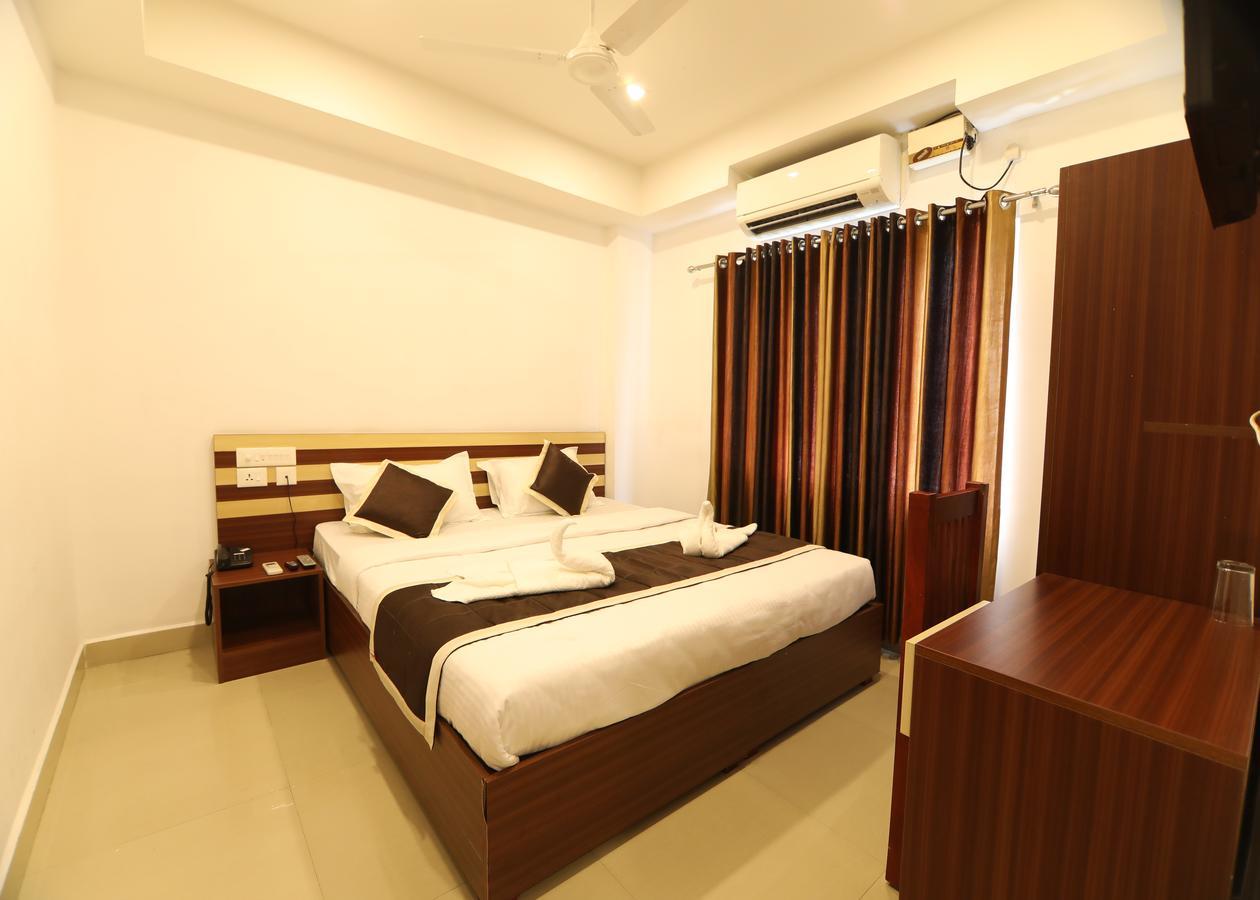 Oyo 18604 Puthens Capitol Inn Kochi Exterior foto