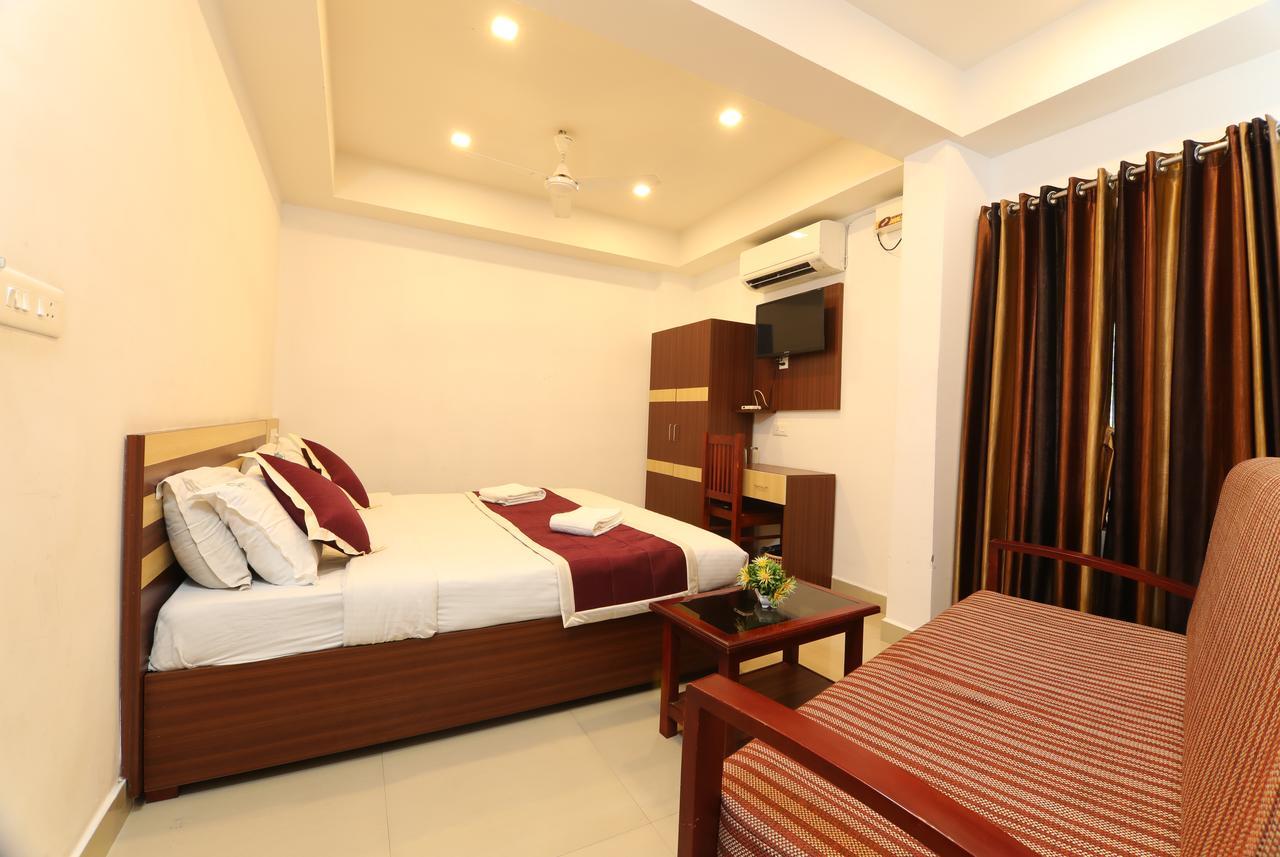 Oyo 18604 Puthens Capitol Inn Kochi Exterior foto
