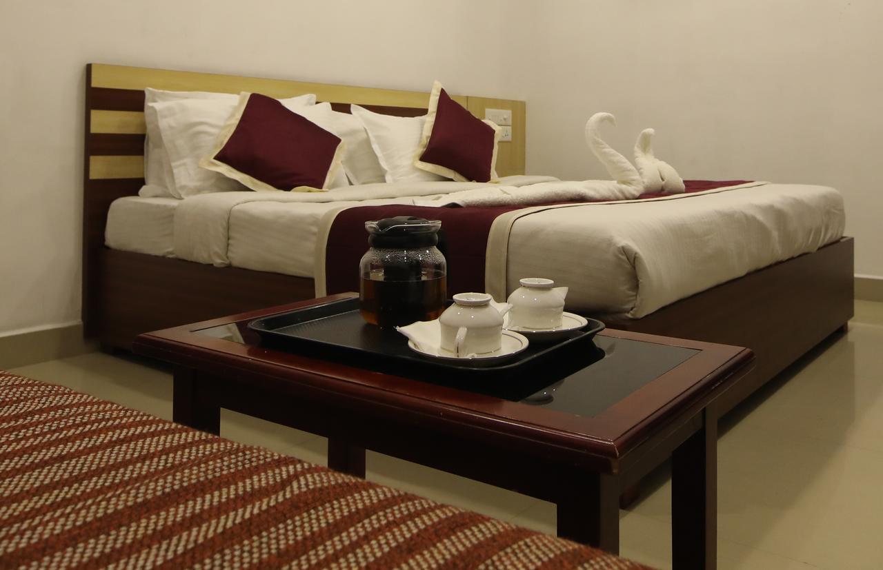Oyo 18604 Puthens Capitol Inn Kochi Exterior foto