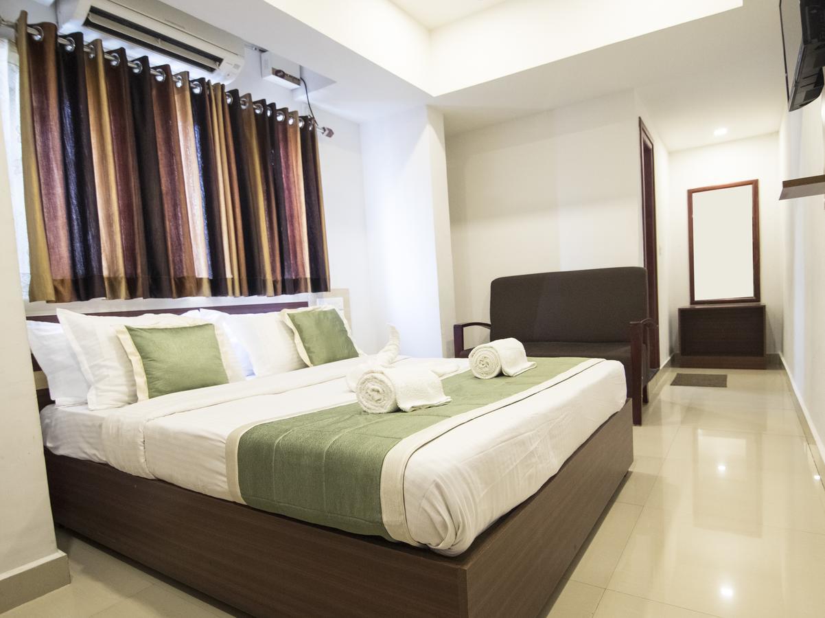 Oyo 18604 Puthens Capitol Inn Kochi Exterior foto
