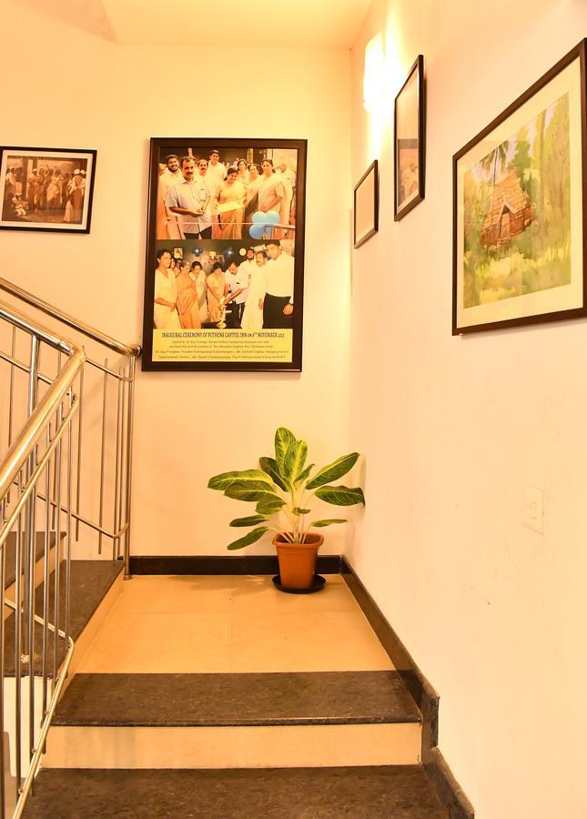 Oyo 18604 Puthens Capitol Inn Kochi Exterior foto
