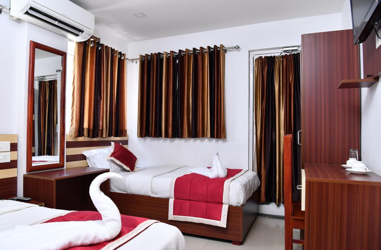 Oyo 18604 Puthens Capitol Inn Kochi Exterior foto
