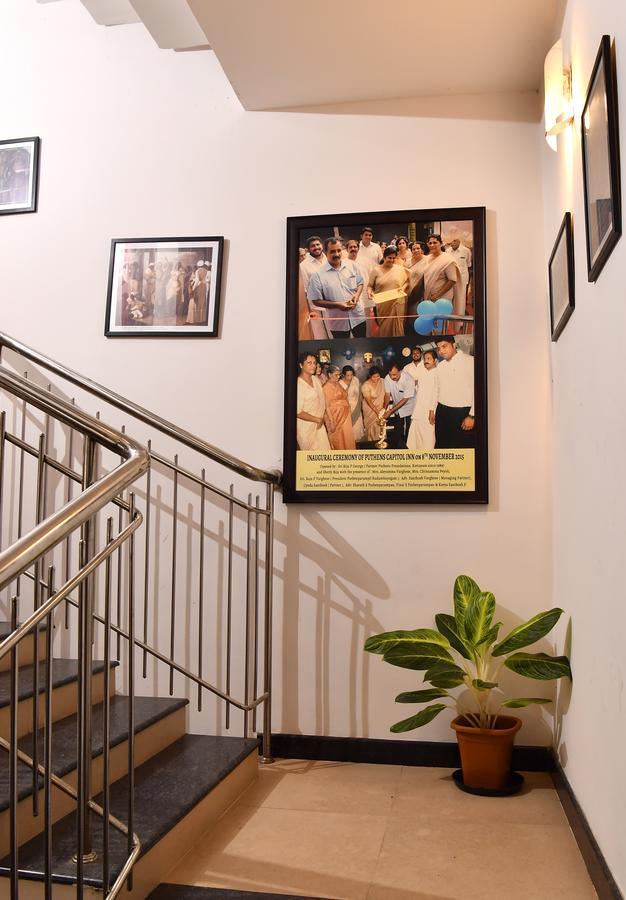 Oyo 18604 Puthens Capitol Inn Kochi Exterior foto
