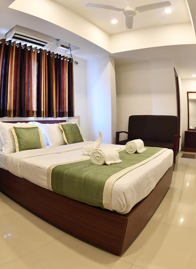 Oyo 18604 Puthens Capitol Inn Kochi Exterior foto