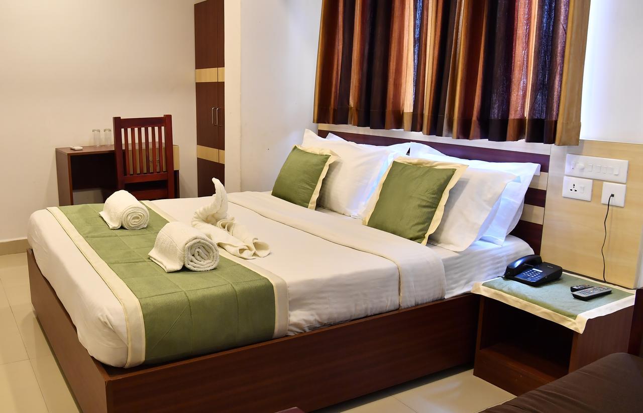 Oyo 18604 Puthens Capitol Inn Kochi Exterior foto