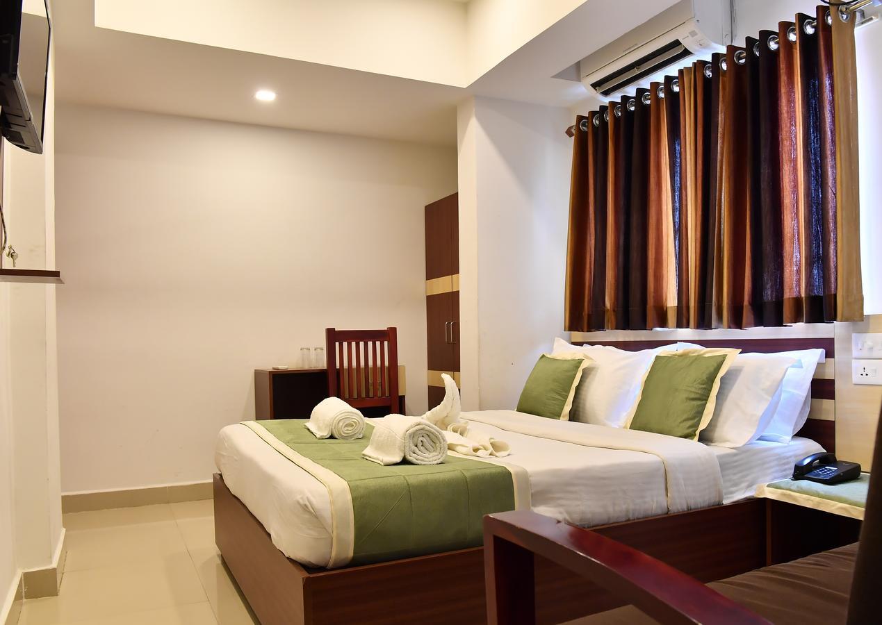 Oyo 18604 Puthens Capitol Inn Kochi Exterior foto
