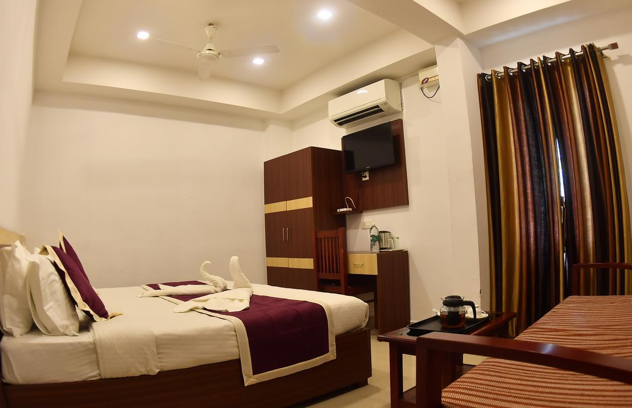 Oyo 18604 Puthens Capitol Inn Kochi Exterior foto