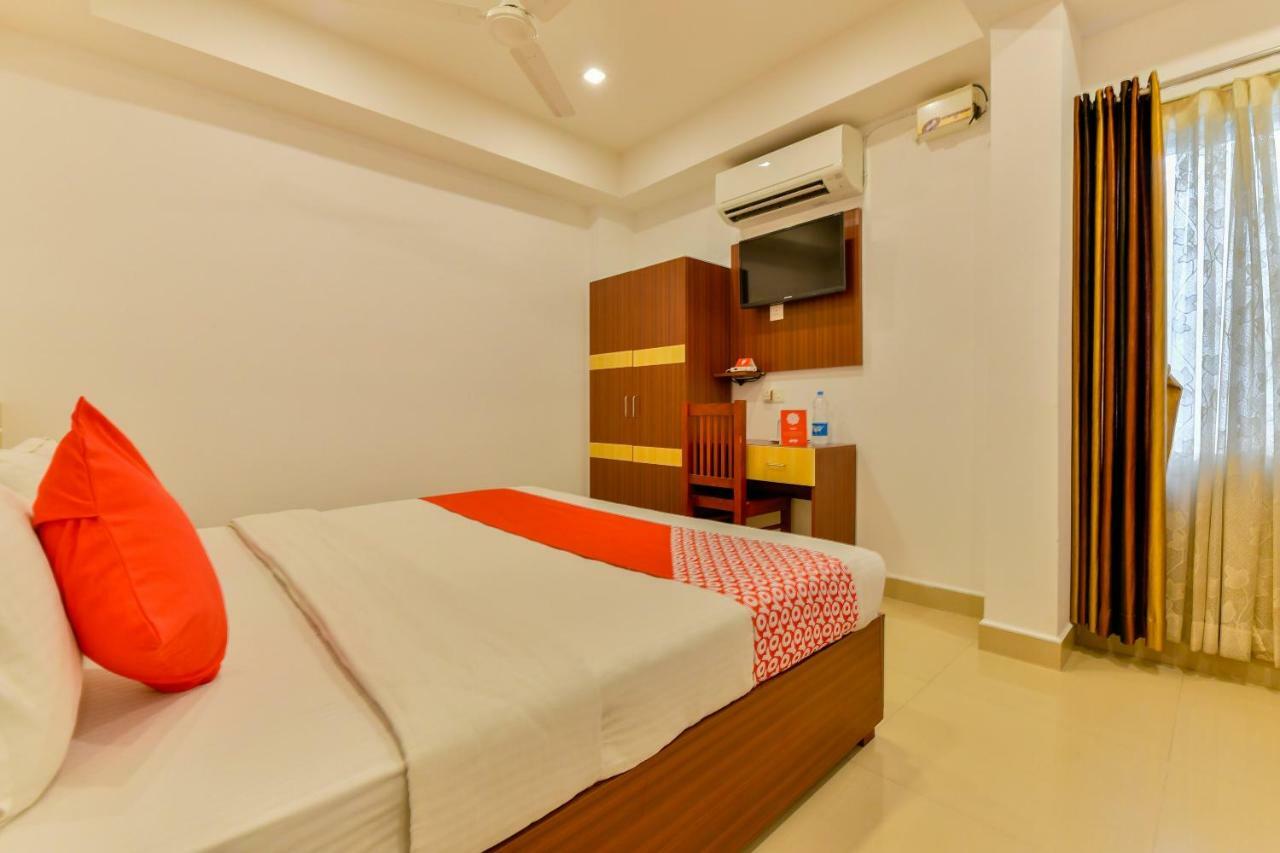 Oyo 18604 Puthens Capitol Inn Kochi Exterior foto