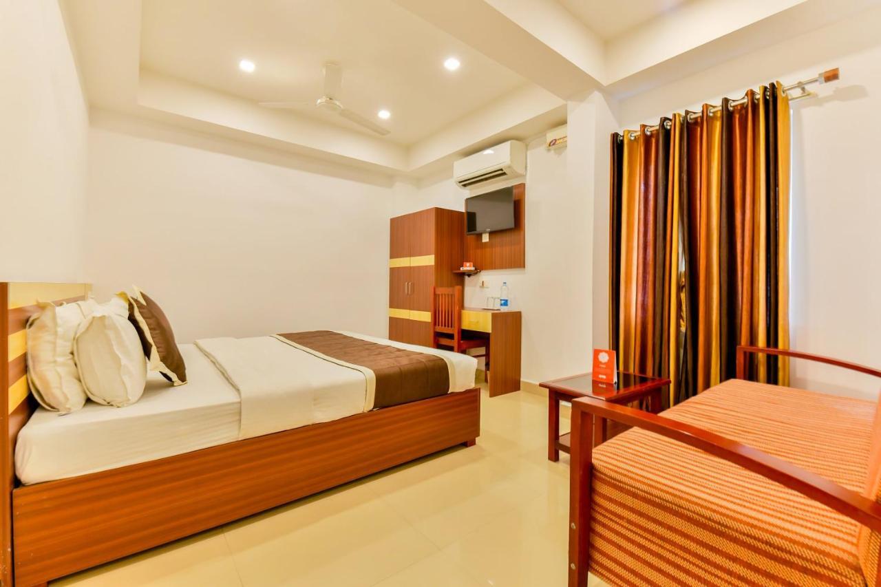 Oyo 18604 Puthens Capitol Inn Kochi Exterior foto