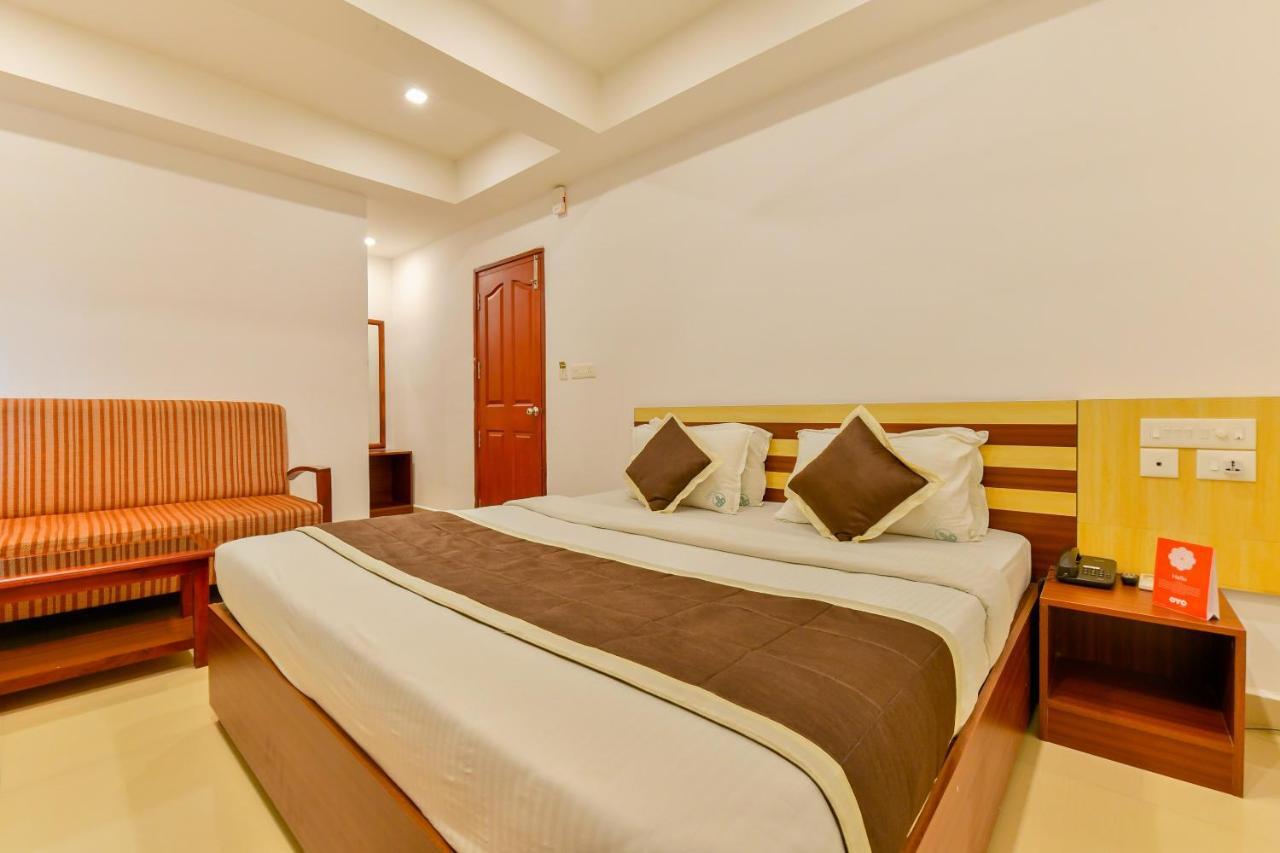 Oyo 18604 Puthens Capitol Inn Kochi Exterior foto